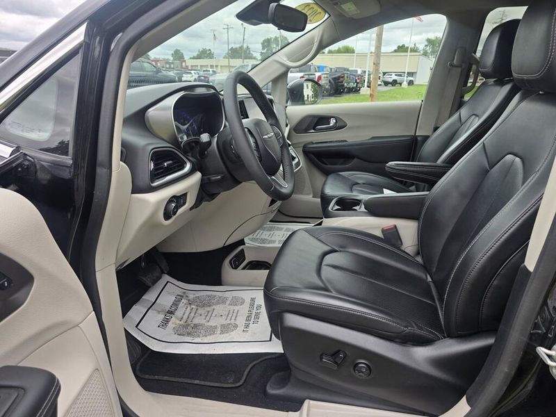 2023 Chrysler Pacifica Touring L photo 8