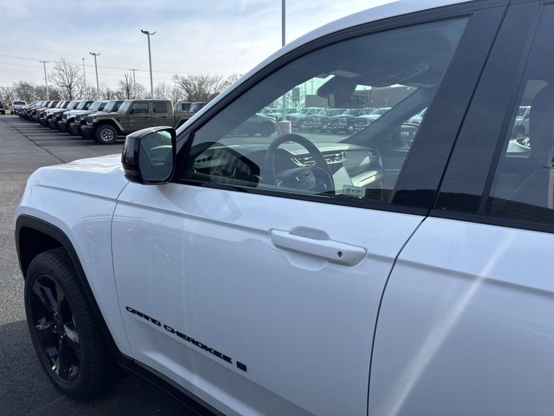 New 2025 Jeep Grand Cherokee Limited 4x4Image 13