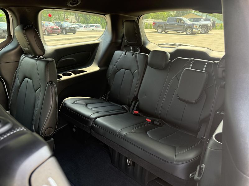 Used 2025 Chrysler Pacifica Select