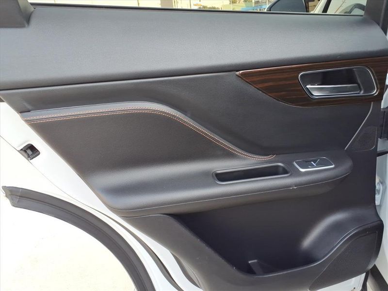 Used 2020 Jaguar F-PACE 25t PrestigeImage 18