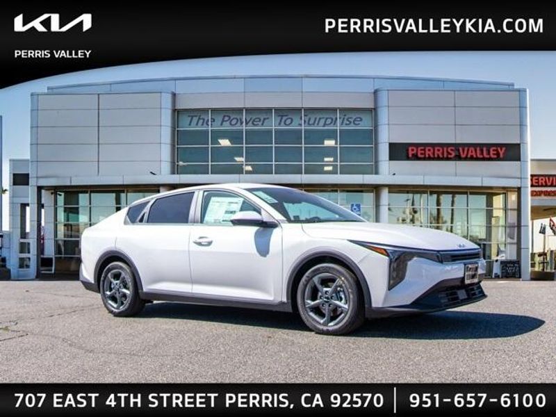 New 2025 Kia K4 LXSImage 1