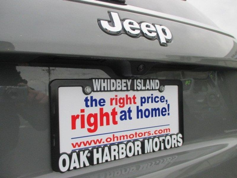 2023 Jeep Compass Latitude Lux 4x4 in a Sting-Gray Clear Coat exterior color and Blackinterior. Oak Harbor Motors Inc. 360-323-6434 ohmotors.com 