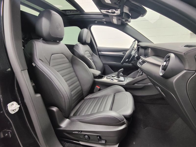 Used 2025 Alfa Romeo Stelvio Veloce Premium AWD w/SunroofImage 6