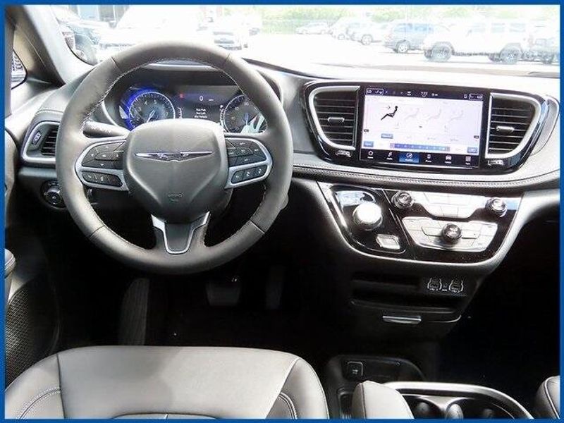 New 2025 Chrysler Pacifica SelectImage 11
