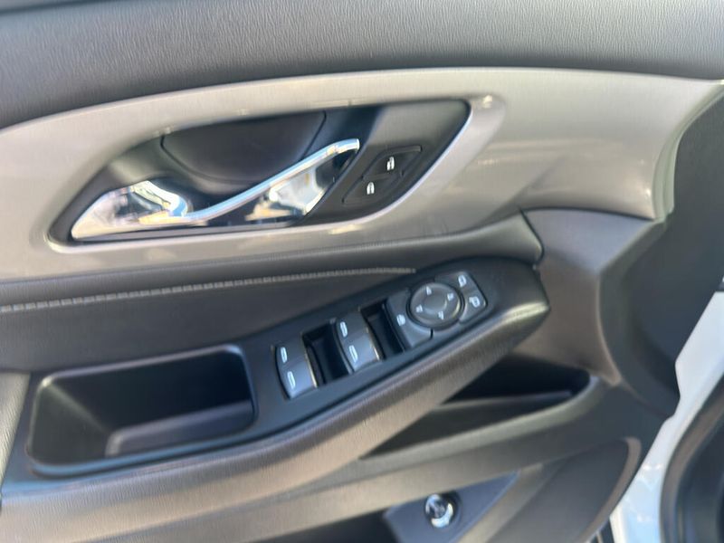 2023 Chevrolet Traverse Cloth photo 3