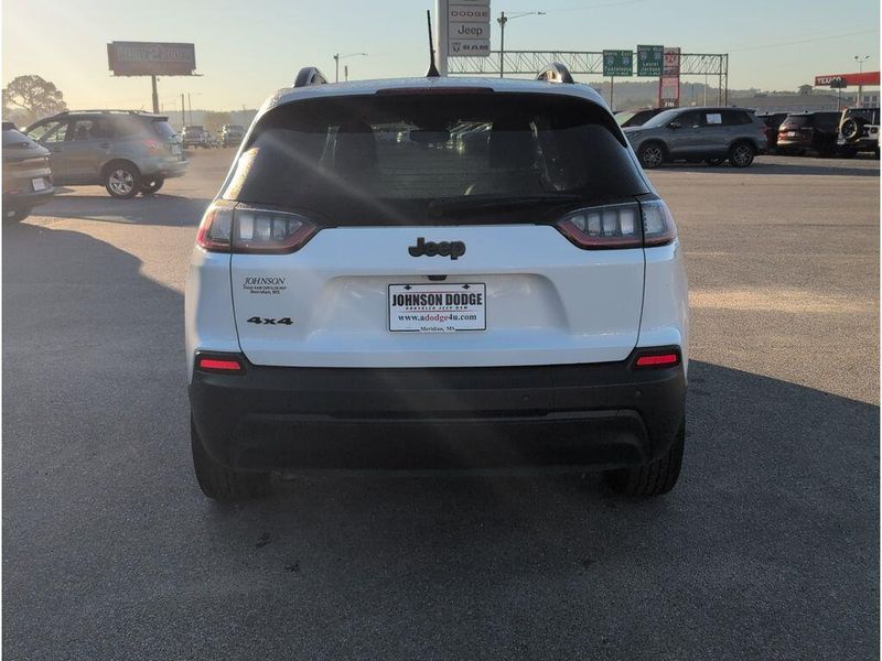 Used 2023 Jeep Cherokee Altitude LuxImage 4