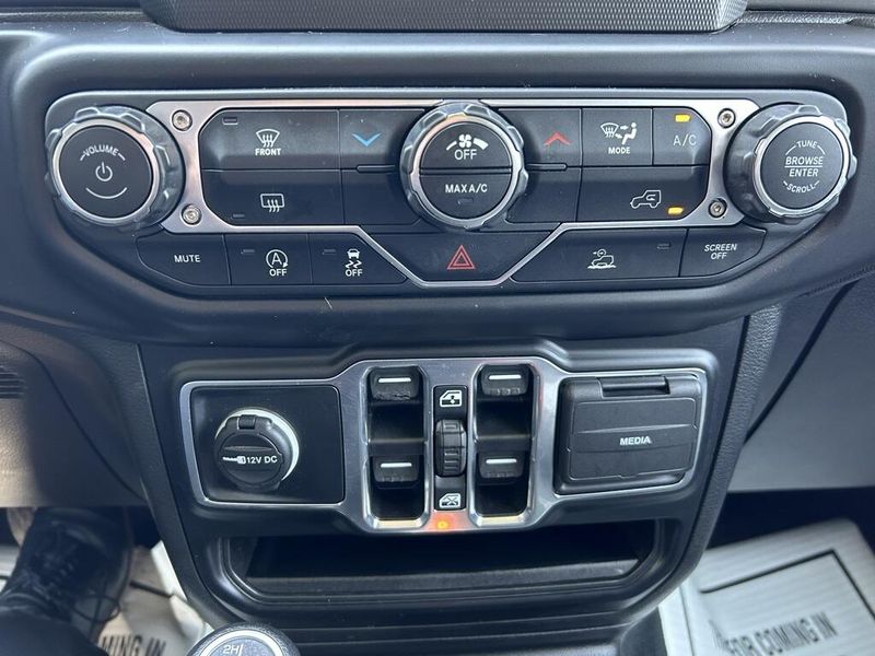 2022 Jeep Gladiator Willys photo 25