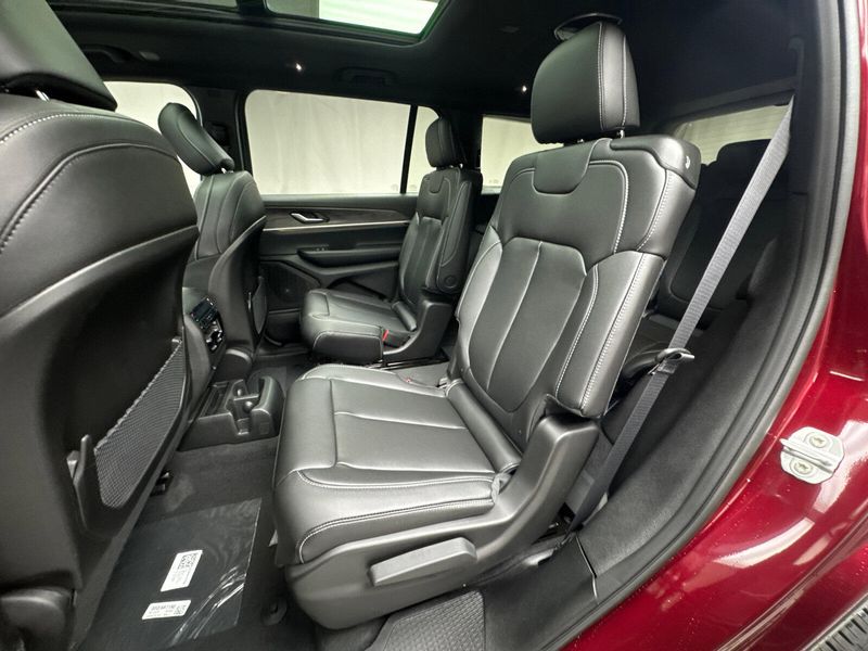 2025 Jeep Grand Cherokee L Limited 4x4Image 18