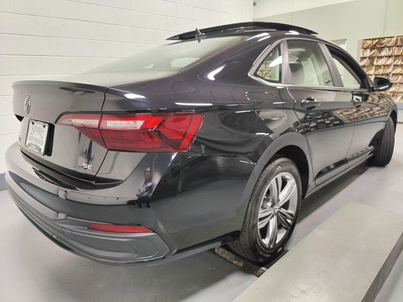 Used 2024 Volkswagen Jetta SE w/SunroofImage 12