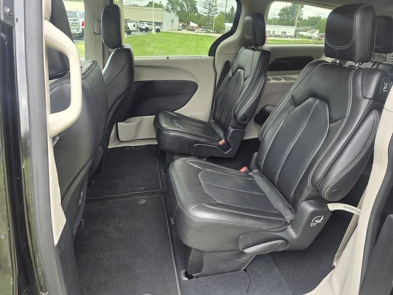 2023 Chrysler Pacifica Touring L photo 9