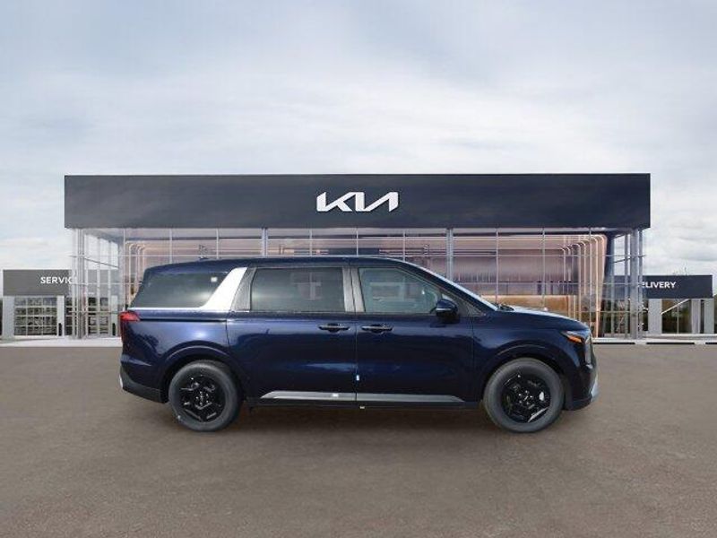 New 2027 Kia Carnival LXSImage 2