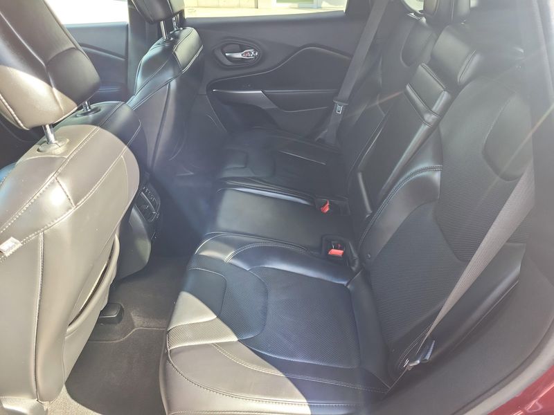 Used 2019 Jeep Cherokee LimitedImage 9