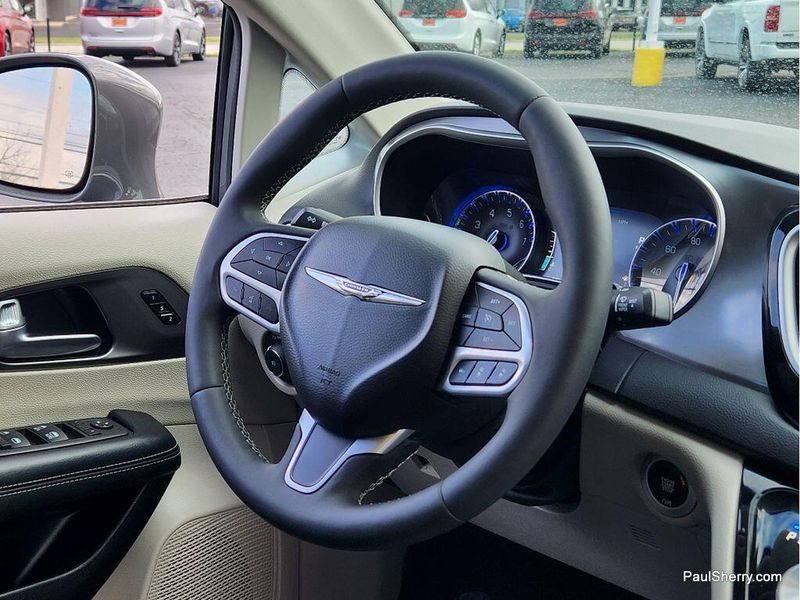 Used 2022 Chrysler Pacifica Touring L