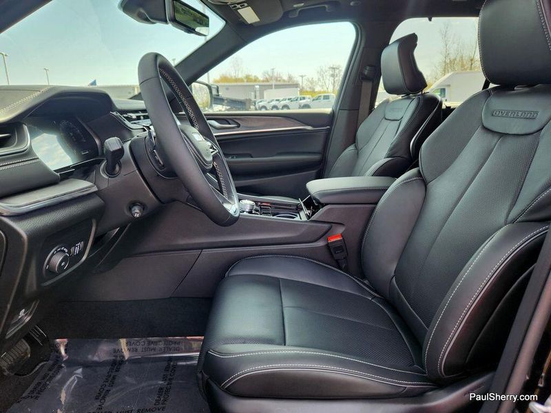 New 2025 Jeep Grand Cherokee Overland 4x4Image 19