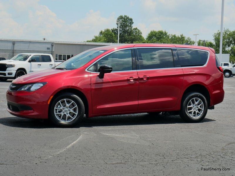 New 2025 Chrysler Voyager LXImage 27