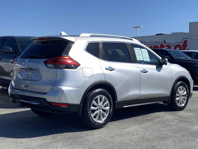 Used 2017 Nissan Rogue SVImage 3