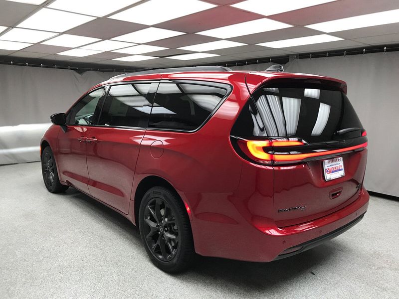 2025 Chrysler Pacifica LimitedImage 10