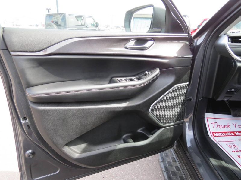 Used 2022 Jeep Grand Cherokee Laredo 4x4 4dr SUV (midyear release)Image 8