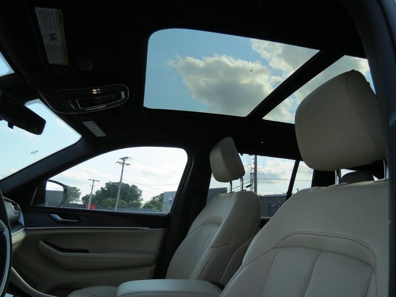 Used 2024 Jeep Grand Cherokee Limited 4x4 4dr SUVImage 16