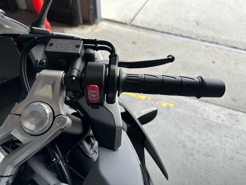 New 2025 CFMOTO 300SS Image 22