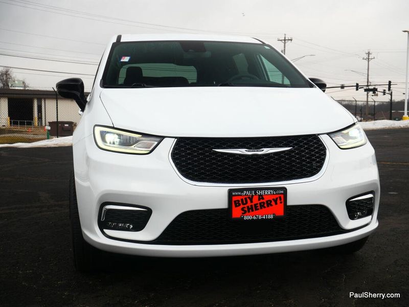 Used 2024 Chrysler Pacifica Touring