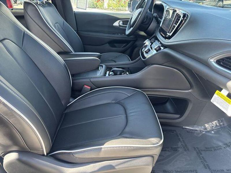 New 2026 Chrysler Pacifica LimitedImage 12