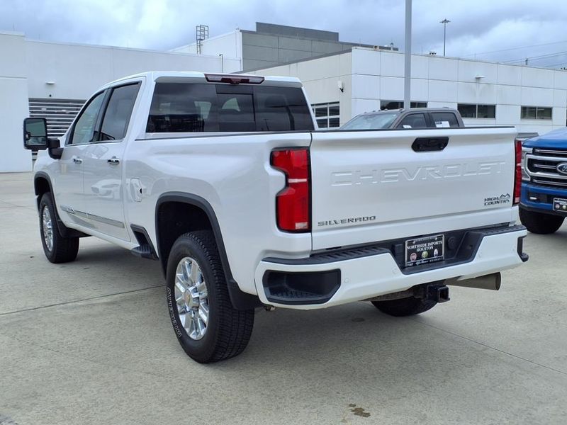 2024 Chevrolet Silverado 3500HD High CountryImage 2
