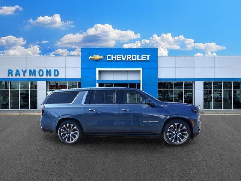 New 2026 Chevrolet Suburban High CountryImage 2