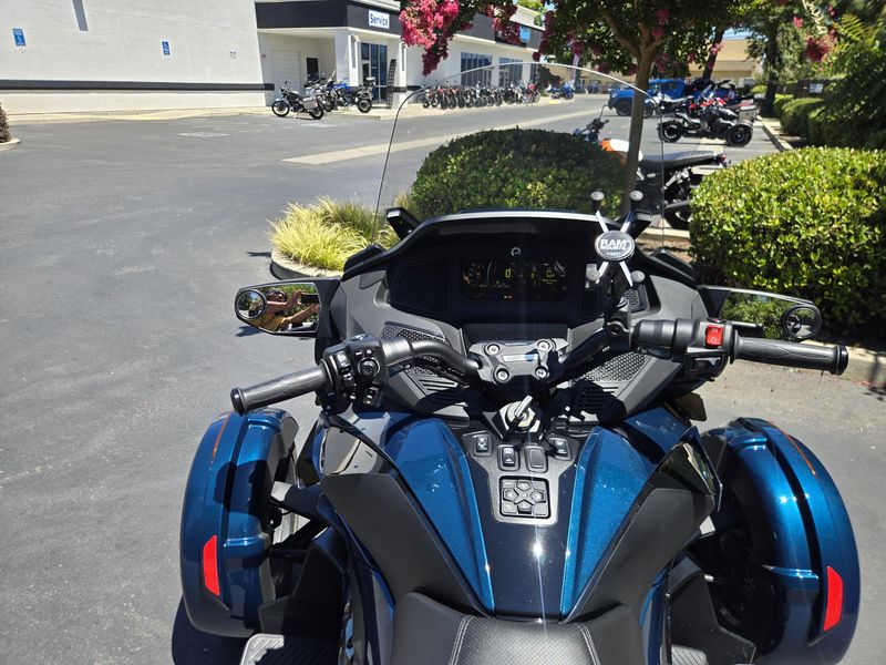 Used 2023 Can-Am SPYDER 1330 LIMITED WITH TRAILER Image 9