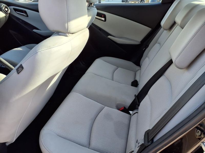2019 Toyota Yaris Sedan LImage 18