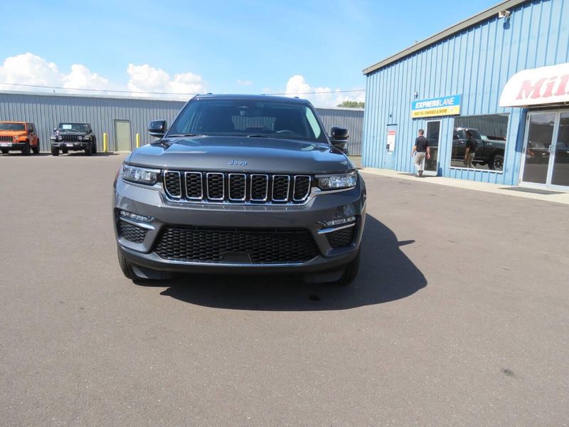 2023 Jeep Grand Cherokee Limited 4x4 4dr SUVImage 4