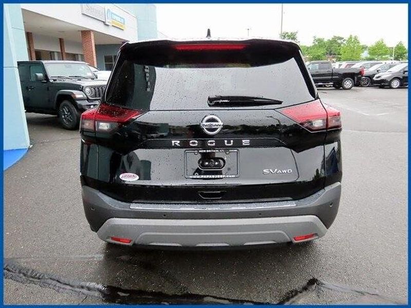 2021 Nissan Rogue SVImage 6