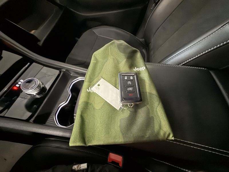Used 2025 Jeep Grand Cherokee AltitudeImage 25