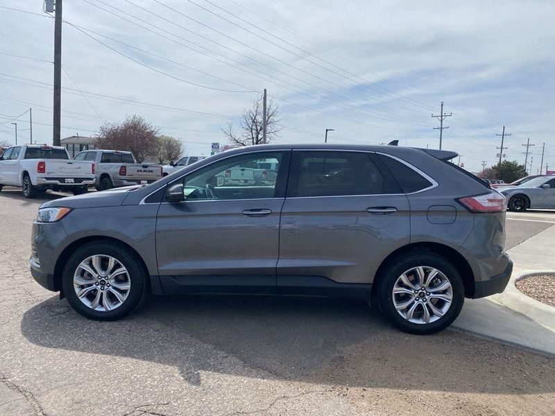 2024 Ford Edge Titanium photo 2