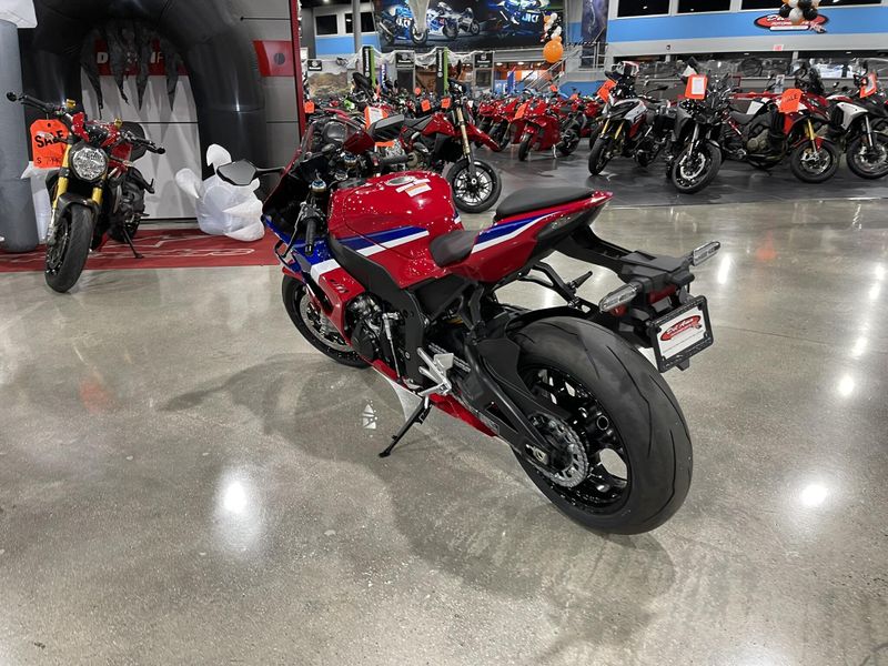 New 2025 Honda CBR1000RR-R FIREBLADE SP Image 11