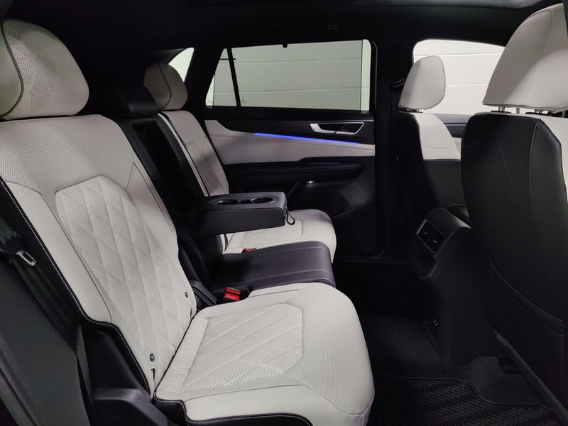 Used 2025 Volkswagen Atlas Cross Sport SEL Premium R-Line w/Sunroof/NavImage 19