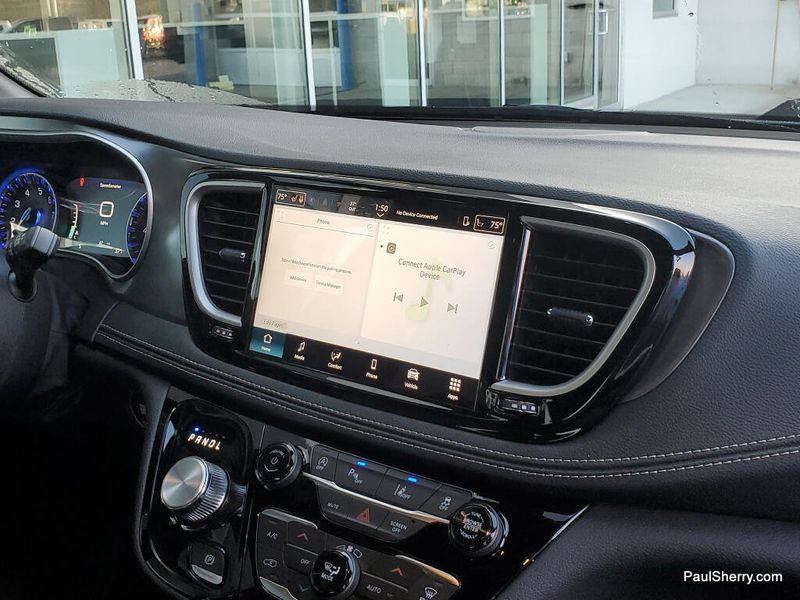 New 2026 Chrysler Pacifica Select