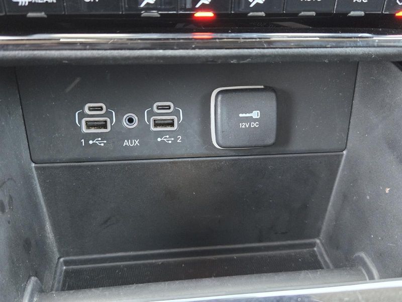 Used 2023 Jeep Grand Cherokee Laredo 4x2