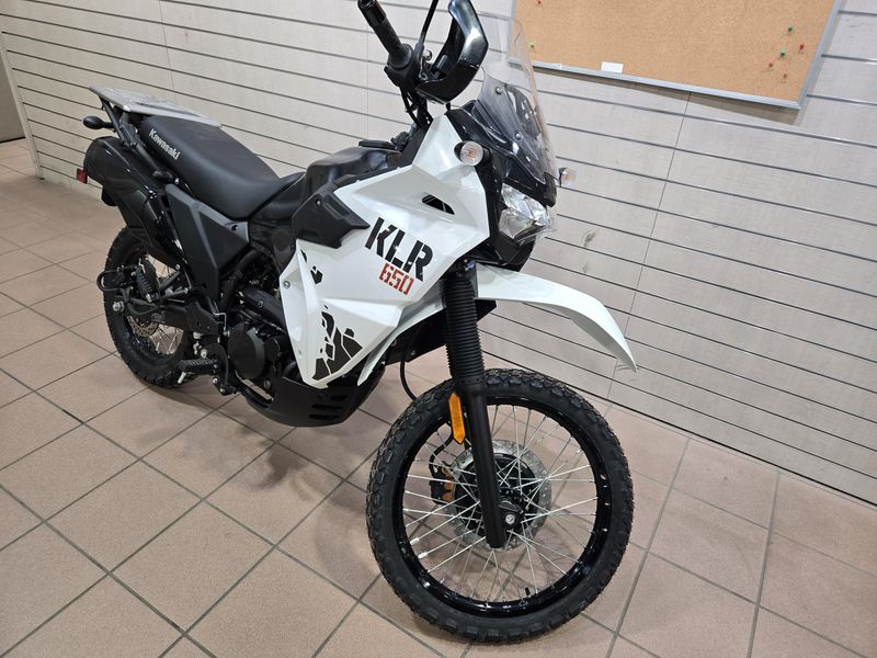 2025 Kawasaki KLR 650 PEARL CRYSTAL WHITE AND METALLIC CARBON GRAYImage 2