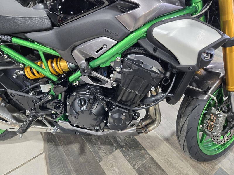 New 2025 Kawasaki Z900 SE ABS METALLIC MATTE GRAPHITE GRAY AND EBONY AND METALLIC GRAPHITE GRAY Image 7