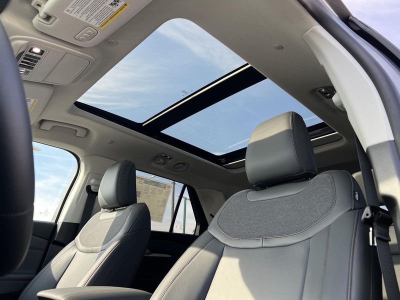 2025 Ford Explorer photo 35