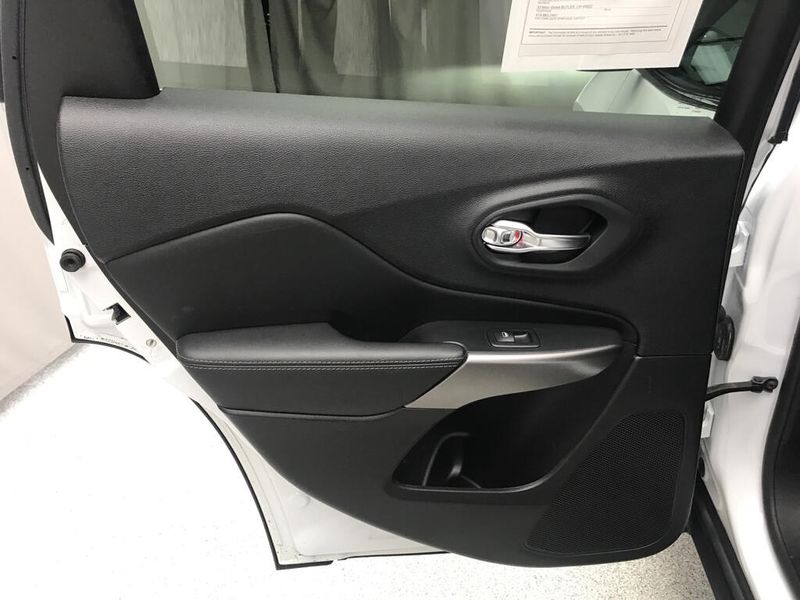 Used 2022 Jeep Cherokee Latitude LuxImage 13