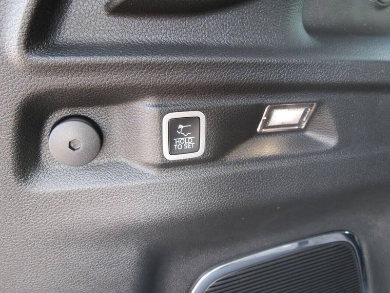 Used 2021 Jeep Grand Cherokee L Limited 4x4 4dr SUVImage 47