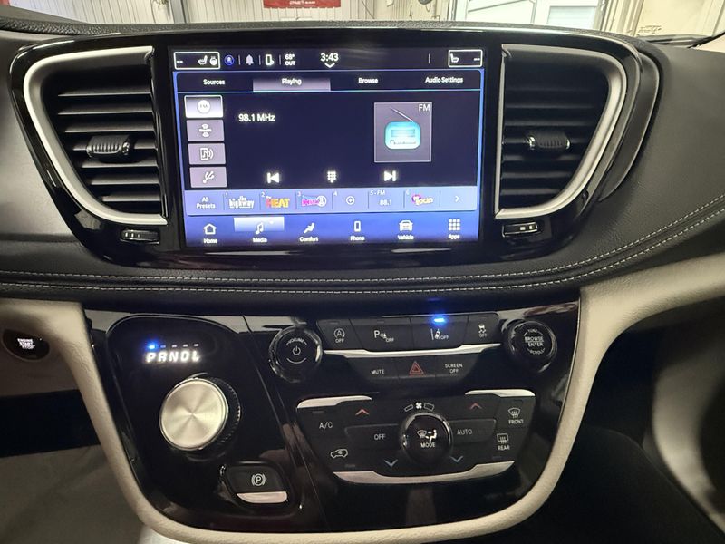 Used 2024 Chrysler Pacifica Touring LImage 26