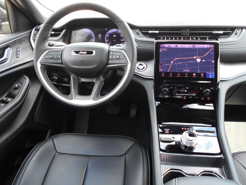2025 Jeep Grand Cherokee L Limited 4x4Image 4