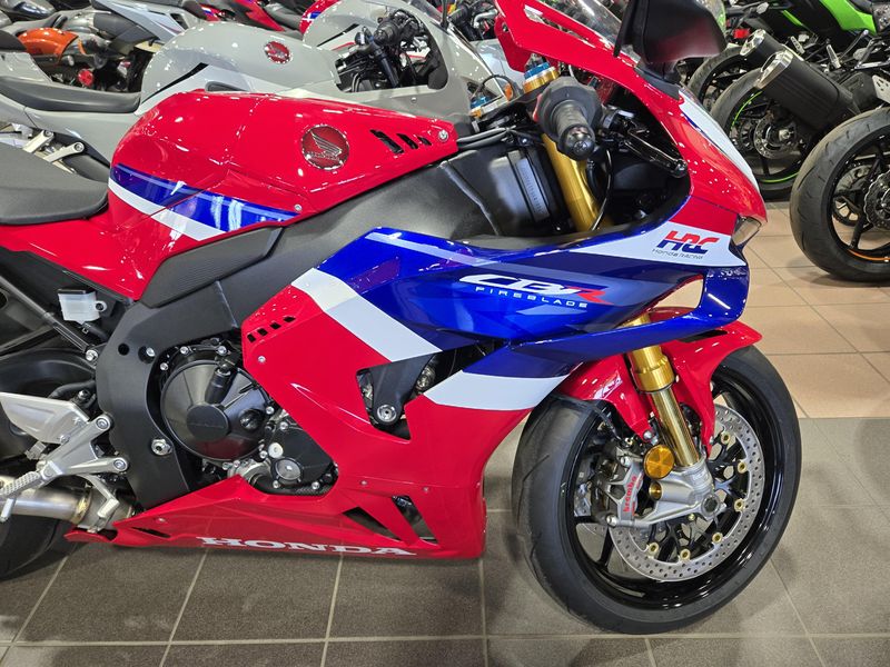 NEW 2025 HONDA CBR1000RR R FIREBLADE SP Image 4