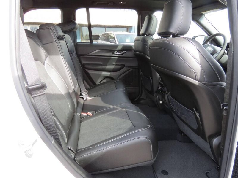 Used 2025 Jeep Grand Cherokee Altitude 4x4 4dr SUVImage 10