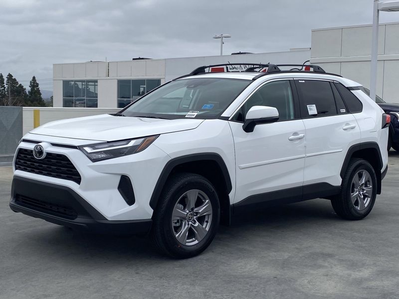 2025 Toyota RAV4 XLEImage 6