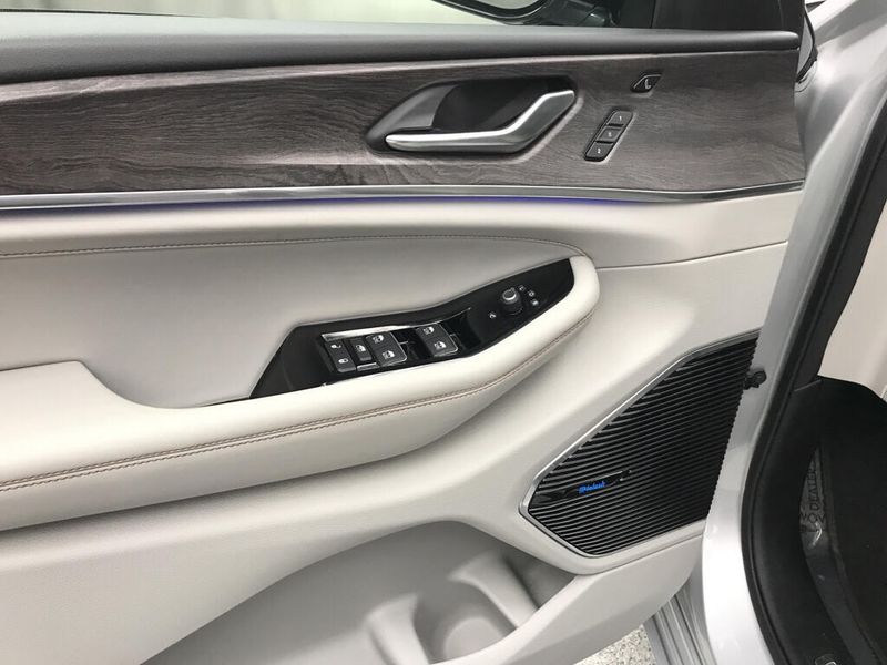 Used 2022 Jeep Grand Cherokee OverlandImage 7