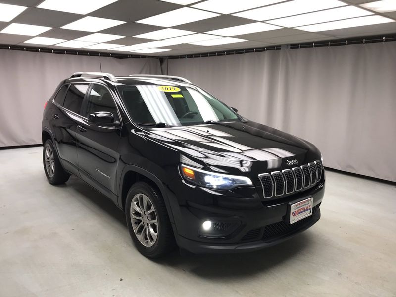 2019 Jeep Cherokee Latitude Plus in a Diamond Black Crystal Pearl Coat exterior color and Blackinterior. Weekley Chrysler Dodge Jeep Co 419-740-1451 weekleychryslerdodgejeep.com 